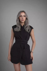 Mini-robe taille haute sans manches à col en V et ceinture